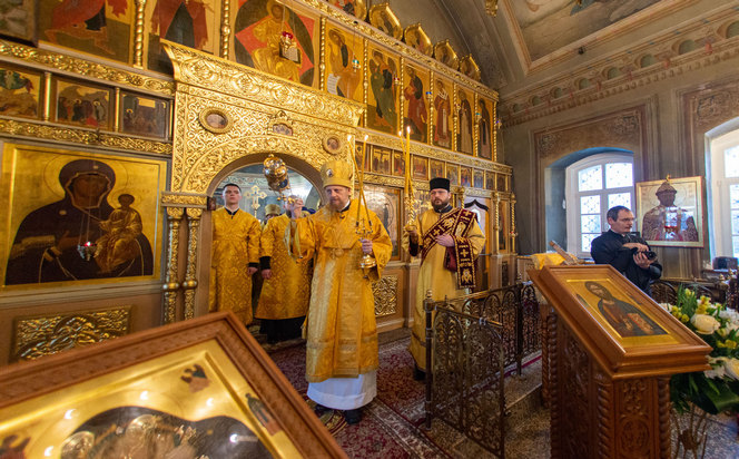 http://nikolskii.com/chronicle/sluzhba-v-den-pereneseniya-moshhej-svyatitelya-feoktista-episkopa-novgorodskogo/